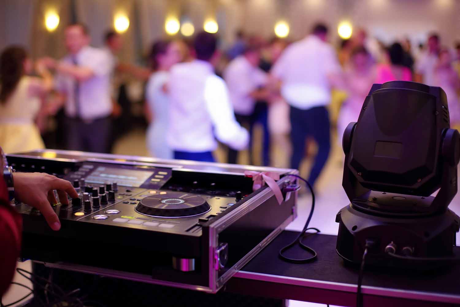 Dancing,Couples,During,Party,Or,Wedding,Celebration
